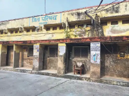 वीडीओ मिलता ही नहीं, जन्म-मृत्यु प्रमाण-पत्र जैसे काम अटक रहे; जिले में 224 वीडीओ संभाल रहे हैंं 400 ग्राम पंचायतों का काम