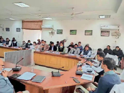 जिला कलेक्टर ने विभिन्न विभागीय योजनाओं की समीक्षा की सीमा ज्ञान के मामलों की पेंडेंसी के लिए भरतपुर तहसीलदार को नोटिस