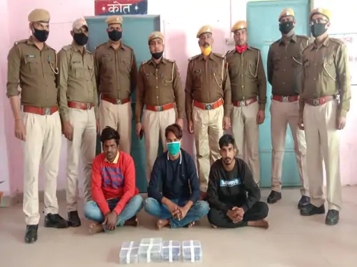 हथियारों की खरीद-फरोख्त करते 3 बदमाश गिरफ्तार पुलिस टीम ने जंगल में घेराबंदी कर पकड़ा, 2 पिस्टल, 2 देसी कट्टे और 6 कारतूस बरामद