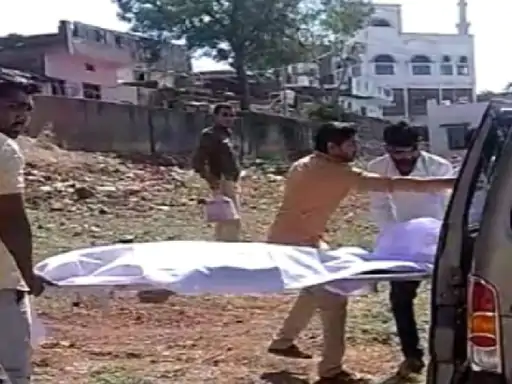 खेत पर काम करते समय युवक की मौत:अचानक जमीन पर गिरकर हुआ बेहोश, परिजन CHC लेकर पहुंचे तो डॉक्टर्स ने किया मृत घोषित