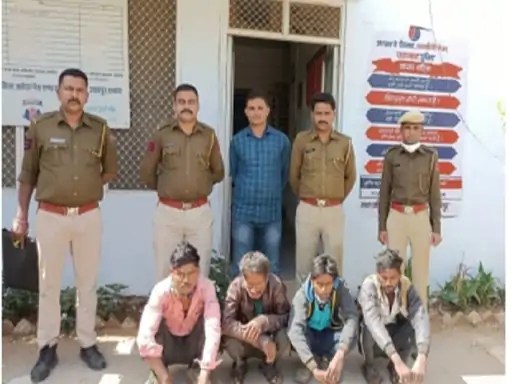 गेट चोरी करने वाले 4 आरोपी पकड़े:लोहे का गेट चोरी कर ऑटो में भाग रहे थे, पुलिस ने नाकाबंदी कर पकड़ा, चार गिरफ्तार