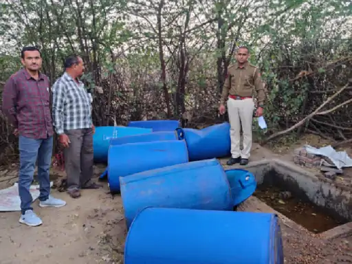 खेत में बनाई जा रही थी अवैध हथकड़ शराब:पुलिस ने दबिश देकर आरोपी को पकड़ा, झोपड़ी में मिली 1540 लीटर शराब की नष्ट