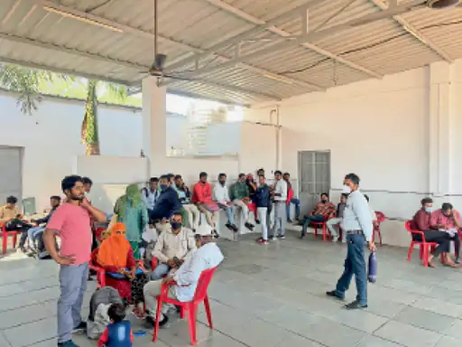 अंधेरगर्दी:प्लेसमेंट एजेंसी कर रही भर्ती; एक पेज के आवेदन पत्र के 100 रुपए वसूले