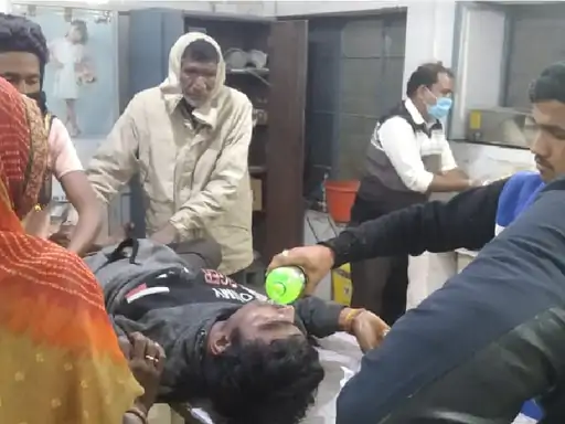 मानसिक तनाव में आकर युवक ने खाया जहर:जमीन के कारण परिवार में था झगड़ा,एक पक्ष ने मारपीट कर महिलाओं के साथ भी की अभद्रता