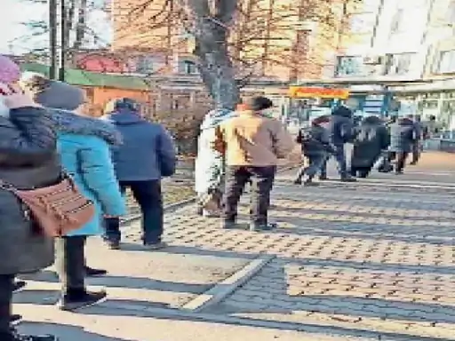 युद्ध का असर:यूक्रेन में फंसे छात्र; हवाई टिकटें 45 की जगह ~80 हजार पहुंची, एटीएम और स्टोर्स के बाहर लंबी लाइनें