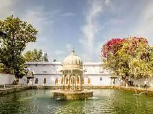 पर्यटन समिति की बैठक में बड़े फैसले:सहेलियों की बाड़ी में भी होंगे सांस्कृतिक कार्यक्रम, हैंडीक्राफ्ट मार्केट बनेगा, पर्यटन स्थलों पर बनाए जाएंगे हैल्थ चेकअप पाॅइंट