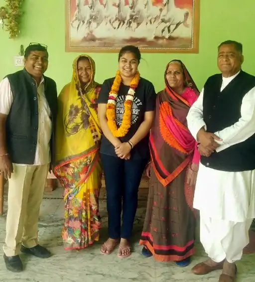 यूक्रेन से लौटी कनिका:परिजनों से मिली तो आंसू छलक पड़े, बोली- वहां हर भारतीय यही सोच रहा है कि कैसे पहुंचेंगे अपने देश