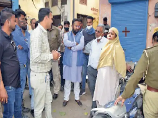 टाटा पाॅवर की टीम बैरंग लाैटी:ट्रांसफॉर्मर बदलने पहुंची टाटा पाॅवर की टीम काे स्थानीय पार्षद व उसके समर्थकाें ने काम करने से राेका