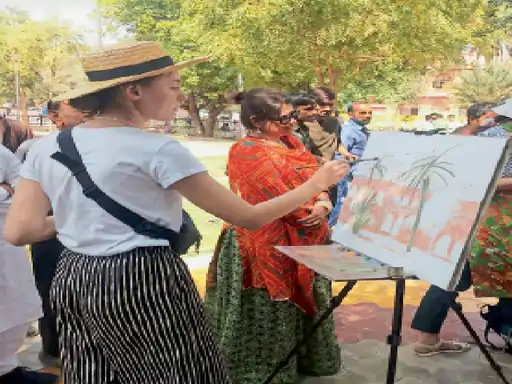 रूस- यूक्रेन-विश्व शांति; बीकानेर में तीनों एक जगह मिली:रूसी पिता, यूक्रेनी मां की कलाकार बेटी एंटोनिना ने बीकानेर में शांति के चित्र उकेरे