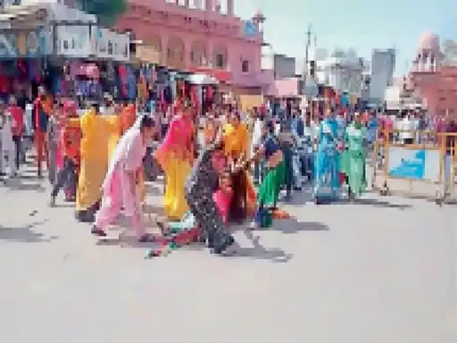 किन्नराें के दाे पक्षाें में जमकर मारपीट:होली की बधाई मांग रहे दो किन्नर समूहों में मारपीट, चोटें आईं, एफआईआर नहीं