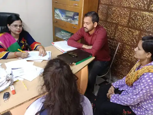 प्रेमी से मिलने छत्तीसगढ़ से भागकर आई छात्रा पैसे नहीं लाने पर प्रेमी ने फोन स्विच ऑफ किया, स्टेशन पर रोने लगी