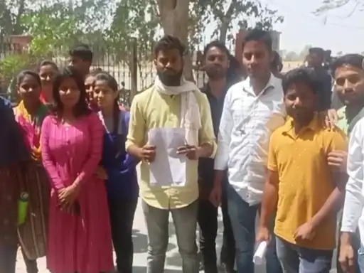 MSC प्रीवियस के रिजल्ट में गड़बड़ी का आरोप कॉलेज स्टूडेंट ने सूरजमल बृज यूनिवर्सिटी के खिलाफ किया प्रदर्शन, दोबारा रिजल्ट जारी करने की मांग