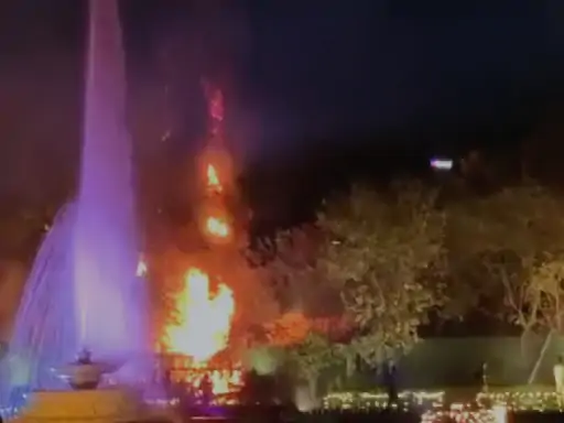 जयपुर में रामबाग होटल के ग्राउंड में लगी भीषण आग शादी समारोह में हो रही थी आतिशबाजी, पटाखे से निकली चिंगारी से सुखी घास धधकी