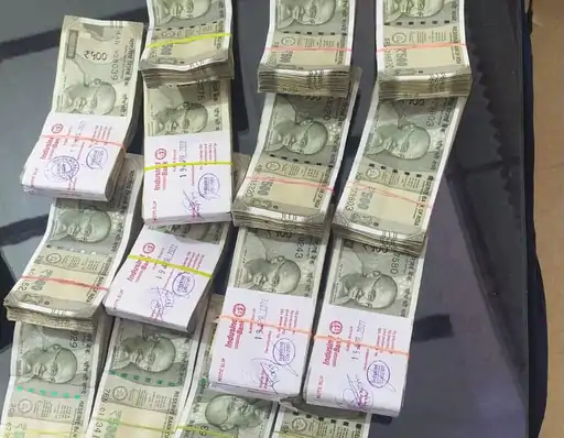 LDC साढ़े 7 लाख रुपए ले जाते पकड़ा ACB काे शिकायत मिली थी तिजारा नगर पालिका EO रिश्वत राशि लेकर निकलेगा, पकड़ में आया LDC