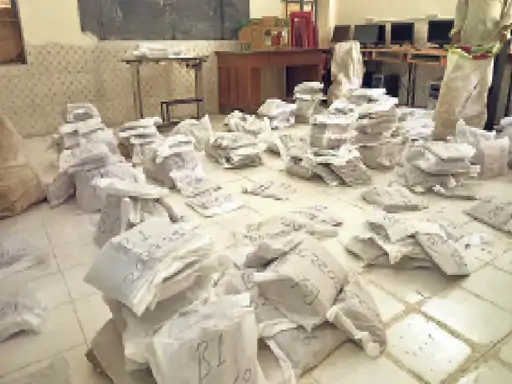 पेपर की आड़ में शिविरा बेच रहा विभाग सरकारी से ‌200 व निजी से 300 रुपए वसूली, रुपए नहीं तो पेपर भी नहीं