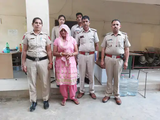 प्रेमी संग मिलकर की पति की हत्या, 20 साल से फरार आरोपी महिला गिरफ्तार