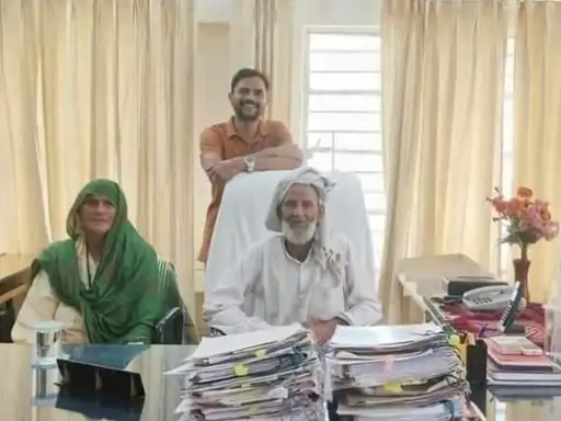 माता-पिता के साथ फोटो शेयर कर चर्चा में आए, मेवात के गांव से निकलकर बने अधिकारी