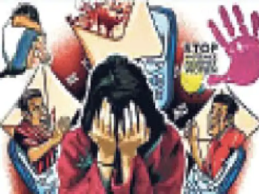 दोस्ती गांठी, होटल ले जाकर नशा पिलाया, अश्लील फोटो खींच परेशान कर रहे