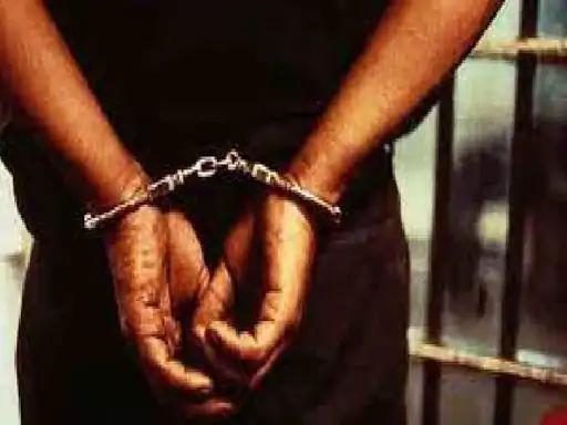 सोशल मीडिया पर अवैध हथियारों के साथ पोस्ट डालने वाला गिरफ्तार