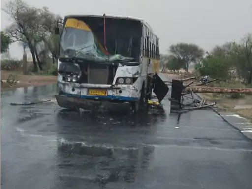 चलती बस पर गिरा नगर पालिका का गेट बाल-बाल बची यात्रियों की जान