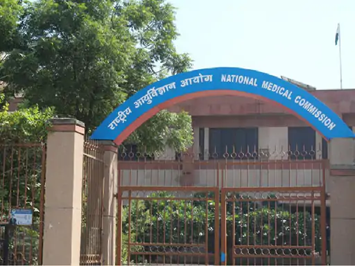 सोशल मीडिया पर दवा और सलाह नहीं दे पाएंगे डॉक्टर्स; एनएमसी का ड्राफ्ट जारी