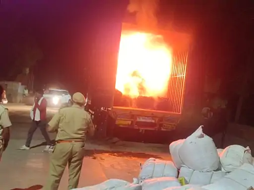 बिजली के तारों से छूने से ट्रक में लगी आग लाखों का माल जला, लोगों ने घरों से पानी लाकर आग बुझाई