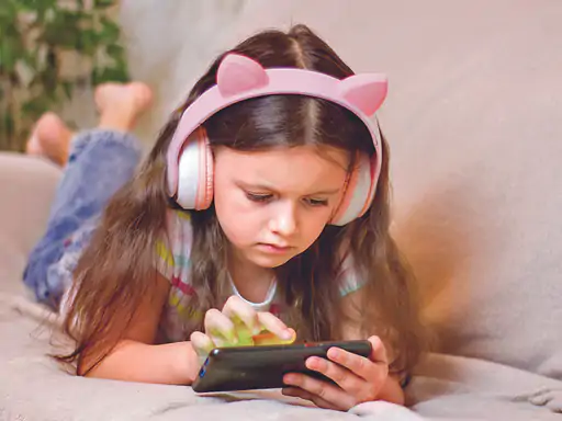 बच्चों को अगर दे रहे हैं मोबाइल तो पहले जान लें कि वो इस बड़ी जिम्मेदारी के लिए तैयार हैं भी या नहीं