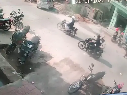 1.90 लाख से भरा थैला पार:CCVT में बाइक पर 2 संदिग्ध युवक नजर आए, बैंक से लेकर आया था बुजुर्ग रुपए