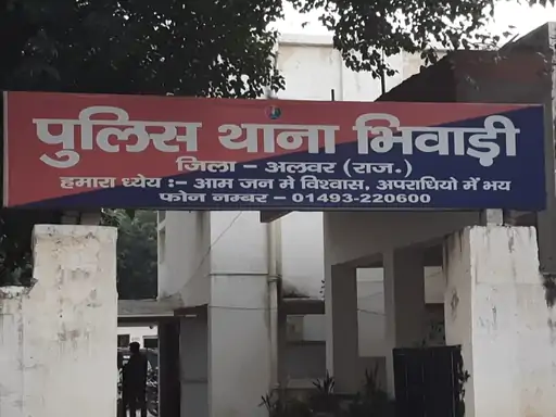 चीलू गैंग के सरगना सहित तीन गिरफ्तार:अब तक 500 मोबाइल लूट का दे चुके हैं अंजाम, राहगीरों से एक ही दिन में लूटे थे 4 आईफोन