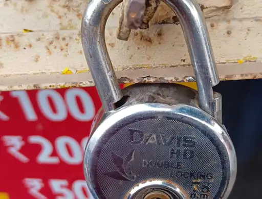 रात 2 बजे खाली ATM उखाड़ ले गए बदमाश:पिकअप में ले गए; बैंकवाले रोजाना पैसा वापस निकाल रहे थे