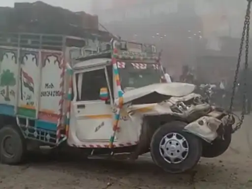 पिकअप की टक्कर स्कूल बस पलटी:चीख पुकार के साथ मची अफरा-तफरी, कई बच्चे को आई चोटें