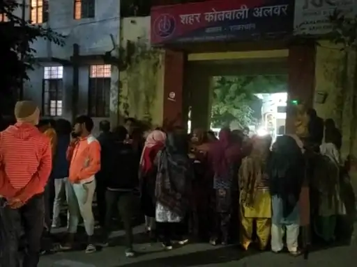 टावर के विरोध में चली लाठी, महिला घायल:रात को थाने पहुंचे लोग, पुलिस-प्रशासन के खिलाफ नारेबाजी की