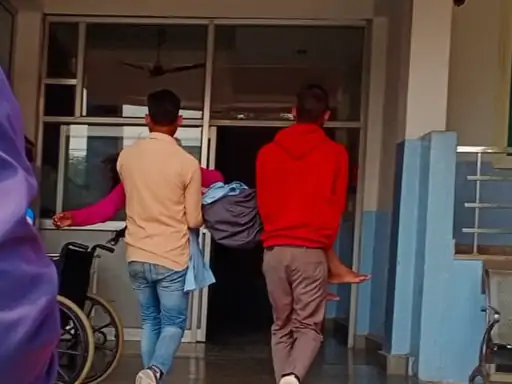 मौत के बाद भी ब्रेकर नहीं बना:स्कूल पर ताला जड़ स्टूडेंट्स का विरोध, 9वीं की छात्रा बेहोश