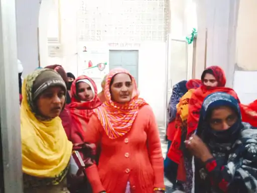 अलवर जनाना अस्पताल में सोनोग्राफी के लिए भटक रही महिलाएं:बोलीं- सुबह 5 बजे बुलाते हैं, 11 बजे कहते हैं- डॉक्टर नहीं आए