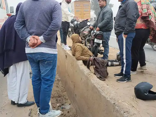 शाहजहांपुर हाइवे पर टैंकर ने बाइक को चपेट में लिया:बाइक सवार दो युवक घायल, दिल्ली से घूमने वापी जा रहे थे दोनों