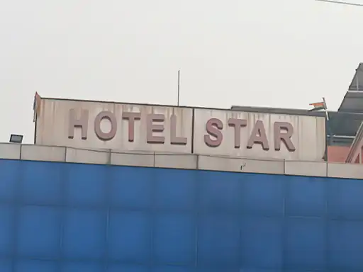 राष्ट्रीय ध्वज का अपमान:होटल की छत पर फटा हुआ झंडा, SDM बोले-कार्रवाई करेंगे