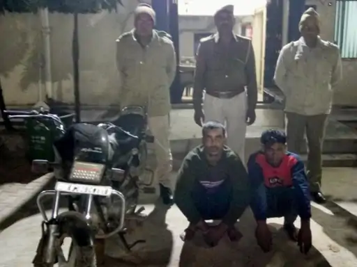 पुलिस के हत्थे चढ़े दो शातिर चोर:चोरी की बाइक से कंपनियों से चुराते थे तांबा, एक बाइक और 11 किलो तांबा जब्त