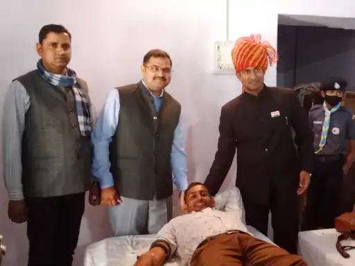 गणतंत्र दिवस पर रक्तदान शिविर का हुआ आयोजन:युवाओं ने किया 70 यूनिट रक्तदान, एसडीएम ने प्रशस्ति पत्र देकर किया सम्मानित
