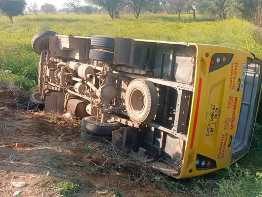 टायर फटने से स्कूल बस पलटी, 4 बच्चे-ड्राइवर घायल,बानसूर में हुआ हादसा, मौके पर जुटी लोगों की भीड़