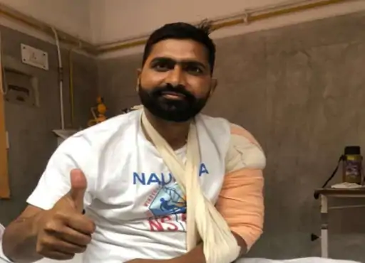 हेलिकॉप्टर से लटककर बचाईं थीं 35 जिंदगी, अब शौर्य चक्र:खिड़की से कूदे आतंकी ने ग्रेनेड फेंका; लहूलुहान हुए, लेकिन ढेर किया