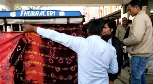 ई-रिक्शा में महिला की डिलीवरी का VIDEO:दोपहर अस्पताल पहुंची इसलिए सोनाेग्राफी नहीं हुई, हॉस्पिटल के बाहर बच्चे को दिया जन्म