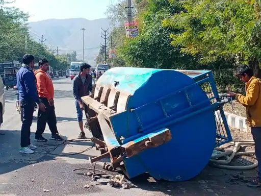 ट्रैंकर के टायर निकले:ट्रैक्टर लेकर भागा ड्राइवर, पानी का टैंकर पलटा, टायर दूर जाकर गिरे