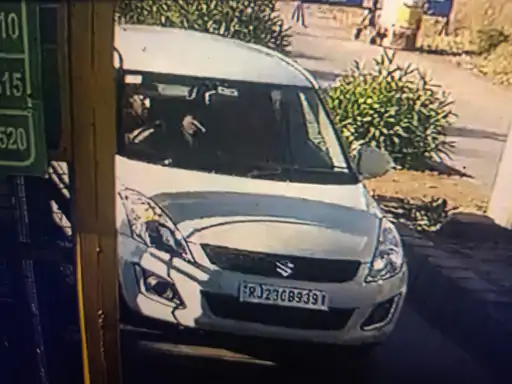 लेक्चरर पर फायरिंग कर गाड़ी लूटी:कॉलेज से घर लौट रहे थे, इमरजेंसी बताकर बदमाशों ने ली लिफ्ट