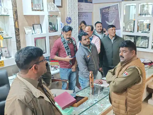 नीमराना में 10 मिनट में ज्वेलरी की दुकान लूटी:फायरिंग कर दुकानदार को धमकाया, गहने और नगदी लेकर बदमाश फरार