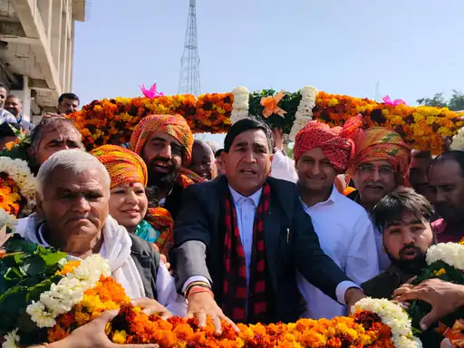 बहरोड़ में दीपेंद्र सिंह हुड्डा का स्वागत:दिल्ली से हरियाणा जाते समय एक घंटे तक रुके, कार्यकर्ताओं को दिया एकजुट रहने का संदेश