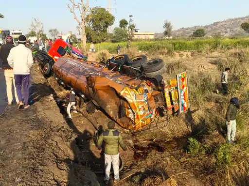 पिकअप को बचाने में टैंकर अनियंत्रित होकर पलटा:सरसों के तेल लेकर अलवर जा रहा था; तेल ले जाने के लिए उमड़े ग्रामीण