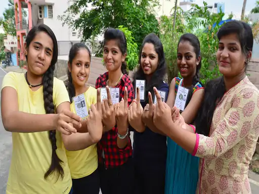 इस बार भी रिमोट वोटिंग नहीं कर पाएंगे मतदाता:एक करोड़ मतदाता नहीं रहते मतदान क्षेत्र में; रिमोट वोटिंग अभी नहीं