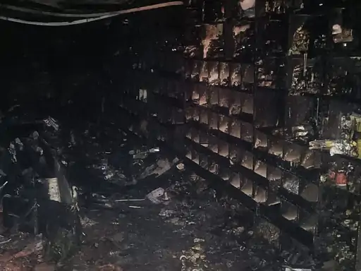 2 दुकानें आग से पूरी जल गई कलर, पेन्ट्स, सैनेट्री वेयर का पूरा सामान जल गया, दमकलों ने दूसरी दुकानें बचा ली