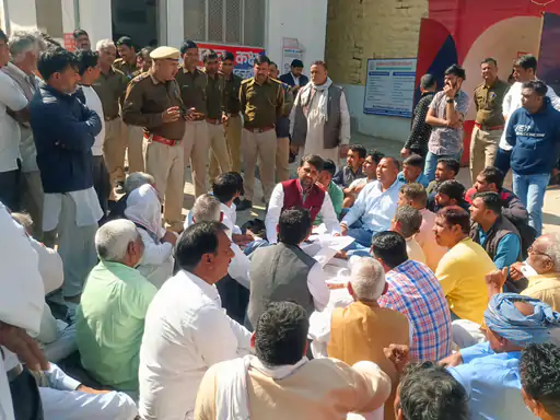 ग्रामीणों ने थाने के बाहर किया प्रदर्शन:फायरिंग मामले में आर्म्स एक्ट की धारा जोड़ने और शेष आरोपियों को पकड़ने की मांग