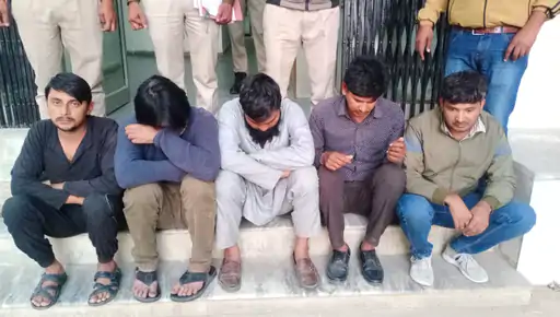 ATM काटने से पहले 5 बदमाशों को पकड़ा:रात 10 बजे के आसपास गाजूकी नदी से अरेस्ट, कटर व अन्य सामान जब्त